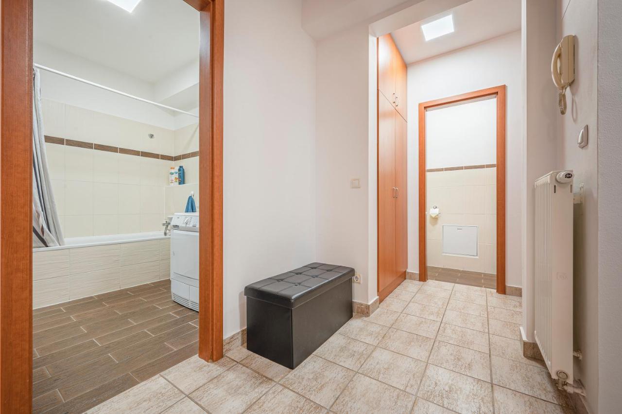 Modern Apartment With Garage บูดาเปสต์ ภายนอก รูปภาพ